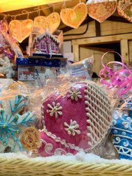 5 бочек для декора новогодней ярмарки на площади Молодёжи сегодня установило предприятие «Русский бисквит»